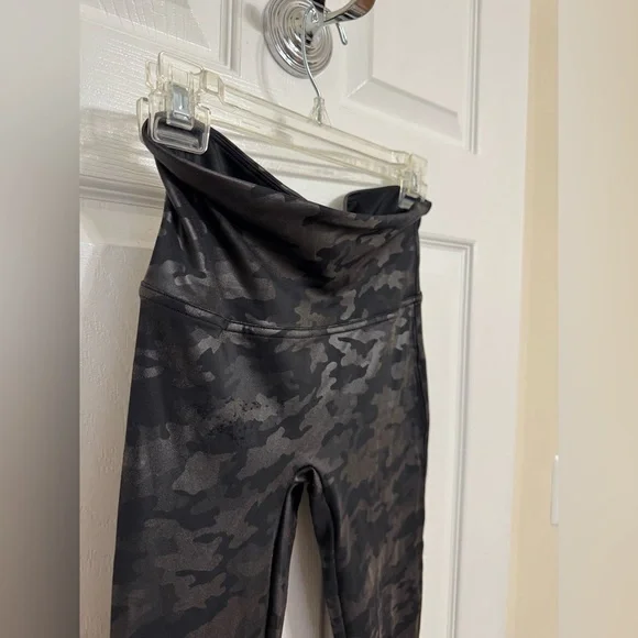 SPANX Faux Leather Leggings High Waist Camo Matte Black 20185R - Picture 7 of 10